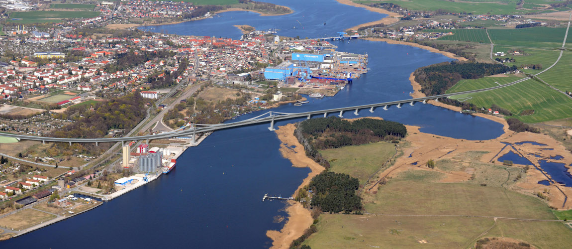 In einer Luftaufnahme von der Stadt Wolgast ist die geplante Brücke eingezeichnet. 