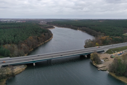 Die neue Petersdorfer Brücke ist seit heute Mittag auf beiden Brückenhälften befahrbar. © EM