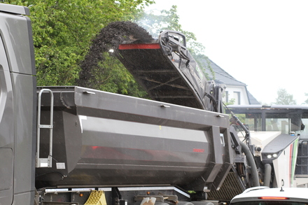 Fräsmaschine auf der Ortsdurchfahrt Satow im Einsatz. © strassen-mv.de