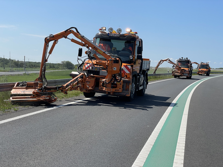 Mäharbeiten an der B96 zwischen Altefähr und Bergen © strassen-mv.de