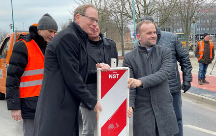 Verkehrsstaatssekretär Jochen Schulte (l.) und Neubrandenburgs Oberbürgermeister Silvio Witt entfernen die letzte Sperrbarke. © strassen-mv.de