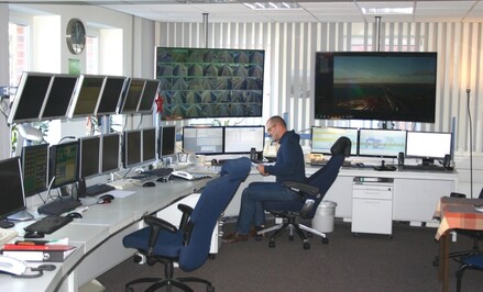 Die Operatorinnen und Operatoren der Verkehrsmanagementzentrale (VMZ) Malchow sind im sogenannten 24 Stunden-7 Tage-Modus im Dienst. © strassen-mv.de