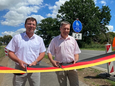 Der Bürgermeister von Neustrelitz Andreas Grund  und Sven Flechner, Bürgermeister Penzlin, geben die Radverbindung offiziell frei (v.l.). © strassen-mv.de