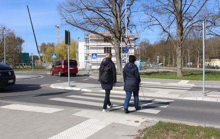 Der Leitfaden zeigt anschauliche und praxisnahe Lösungen für Barrierefreiheit auf. © strassen-mv.de