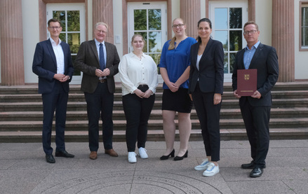 Kooperationsvereinbarung zwischen Land und Hochschule Wismar geschlossen. Von links nach rechts: Dr. René Firgt, Direktor Landesamt für Straßenbau und Verkehr M-V, Prof. Dr. jur. Bodo Wiegand-Hoffmeister, Rektor der Hochschule Wismar, Studierende Jessica Hack und Casey-Jane Lange, Ines Jesse, Staatssekretärin im Ministerium für Wirtschaft, Infrastruktur, Tourismus und Arbeit, René Müller, Ministerium für Wirtschaft, Infrastruktur, Tourismus und Arbeit. © Rainer Cordes