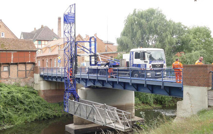 Bei einer Hauptprüfung wird die gesamte Unterseite der Brücke von einem Brückenuntersichtgerät aus inspiziert. © strassen-mv.de