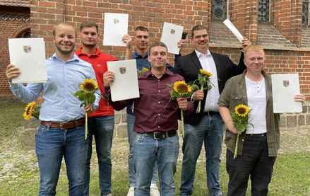 Die Azubis der SBV halten ihre Zeugnisse in die Höhe: Gunnar Hein, Till Breitsprecher, Jan Patrick  Bruhns,  Jannis Block, Philipp Poblenz und Max Strehlow. © strassen-mv.de