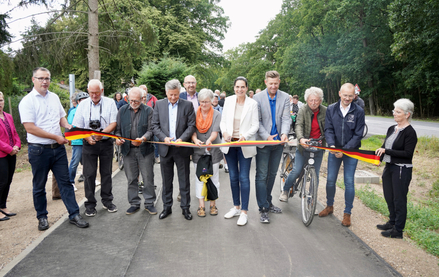 Der Radweg ist gemeinsam mit Wirtschafts- und Verkehrsstaatssekretärin Ines Jesse feierlich eröffnet worden. ©wirtschaftsministeriummv