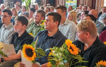 Zum Abschluss der Feierstunde erhielten die Absolventinnen und Absolventen ihre Zeugnisse und wurden offiziell freigesprochen. © WM