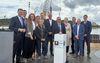 Christian Hirte (1.v.l.), Parlamentarischer Staatssekretär beim Bundesminister für Verkehr, und Ministerpräsidentin Manuela Schwesig (4.v.r.) vor dem symbolischen Startknopf. © strassen-mv.de