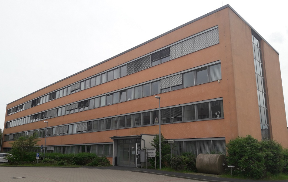 Frontansicht des Dienstgebäudes des Straßenbauamtes Schwerin.