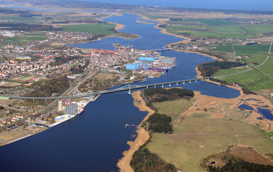 In einer Luftaufnahme von der Stadt Wolgast ist die geplante Brücke eingezeichnet.  (Interner Link: mehr über das Projekt erfahren)