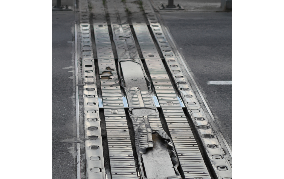 Auf der Fahrbahn sind Gummibeläge, die stark abgenutzt sind.