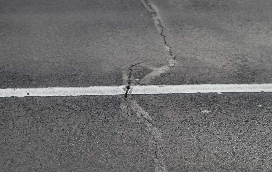 In der Fahrbahndecke der Brücke befinden sich große Risse.