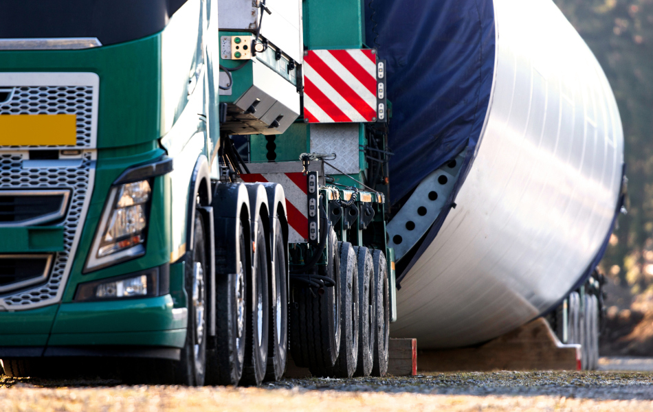 Ein Lkw transportiert ein Windturbinenteil.