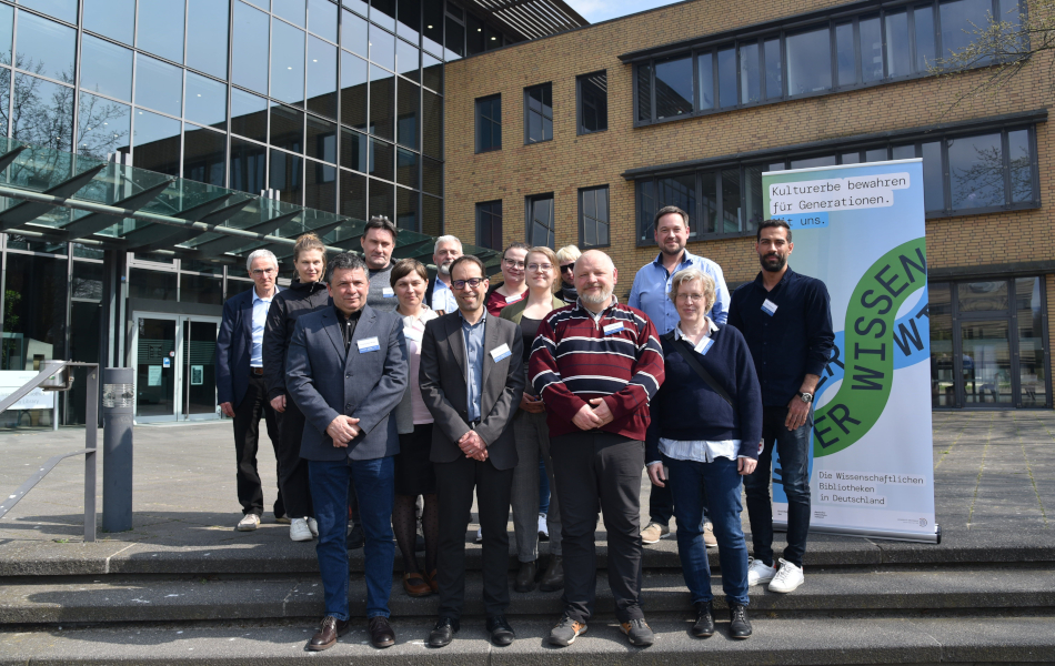 Zespół projektowy „In terris Gryphi” złożony z pracowników Uniwersytetu w Greifswaldzie, Biblioteki Pomorskiej w Szczecinie i Zarządu Dróg Krajowych i Miejskich w Meklemburgii-Pomorzu Przednim przed biblioteką uniwersytecką w Greifswaldzie.