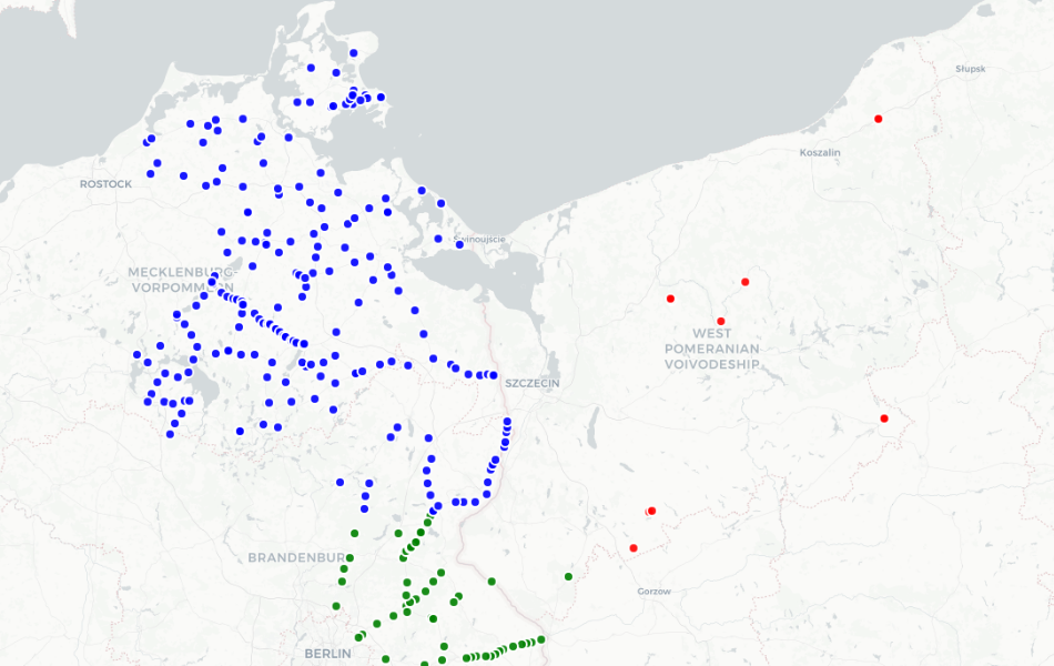 Übersichtskarte der Programmregion mit zahlreichen farbigen Markierungen. Die Punkte zeigen die Standorte historischer Meilensteine und verdeutlichen ihre räumliche Verteilung entlang des ehemaligen Wegenetzes. © strassen-mv.de/Karte: KI-generiert Übersichtskarte der Programmregion mit zahlreichen farbigen Markierungen. Die Punkte zeigen die Standorte historischer Meilensteine und verdeutlichen ihre räumliche Verteilung entlang des ehemaligen Wegenetzes.