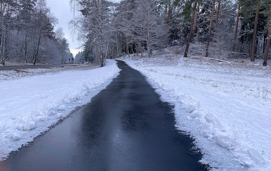 Neben einer Straße führt ein Radweg durch eine wunderschöne Winterlandschaft mit schneebedeckten Bäumen. © strassen-mv.de Neben einer Straße führt ein Radweg durch eine wunderschöne Winterlandschaft mit schneebedeckten Bäumen.