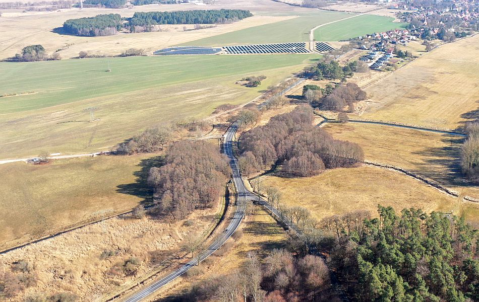 Luftbild der bestehenden Straßenführung westlich von Dargun mit angrenzenden Feldern und Gehölzstreifen vor Beginn der Bauarbeiten.