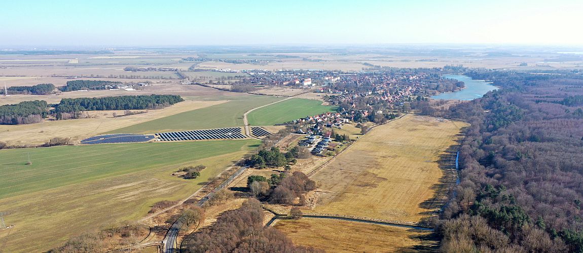 Panorama-Luftbild der Landschaft rund um Dargun mit Feldern, Waldflächen und der Stadt im Hintergrund vor Beginn der Bauarbeiten.