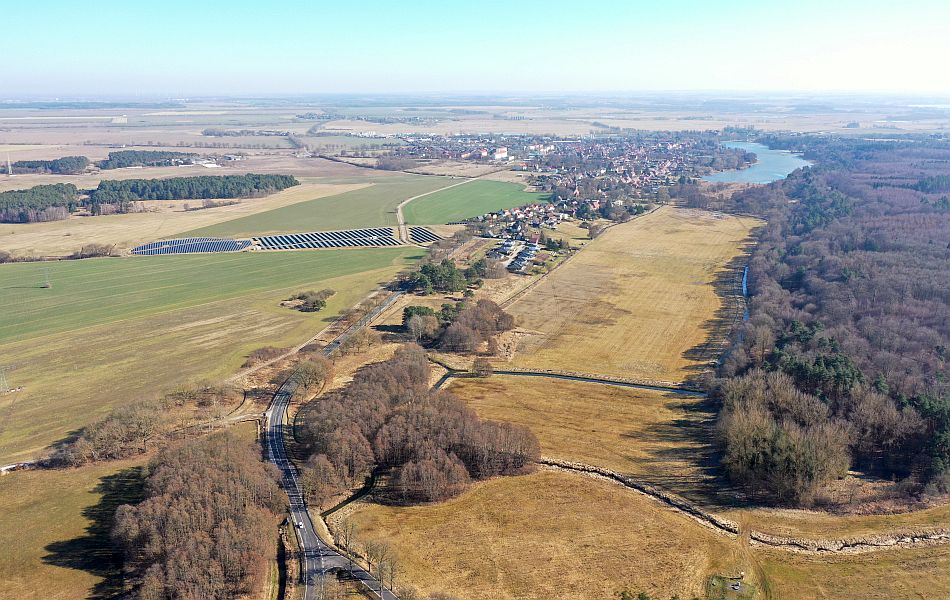 Luftbild der Umgebung von Dargun mit landwirtschaftlichen Flächen, Waldstreifen und der Ortslage vor Beginn der Bauarbeiten.