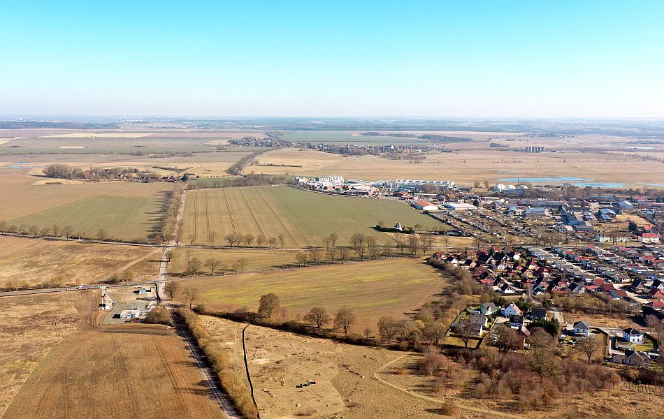 Luftbild des Bereichs der geplanten Verknüpfung der Kreisstraßen K49 und K50 bei Dargun vor Beginn der Bauarbeiten.