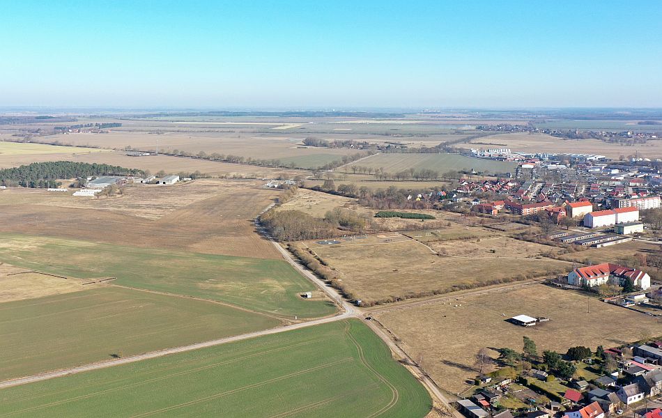 Luftbild der Fläche am Stadtrand von Dargun vor Beginn der Bauarbeiten.
