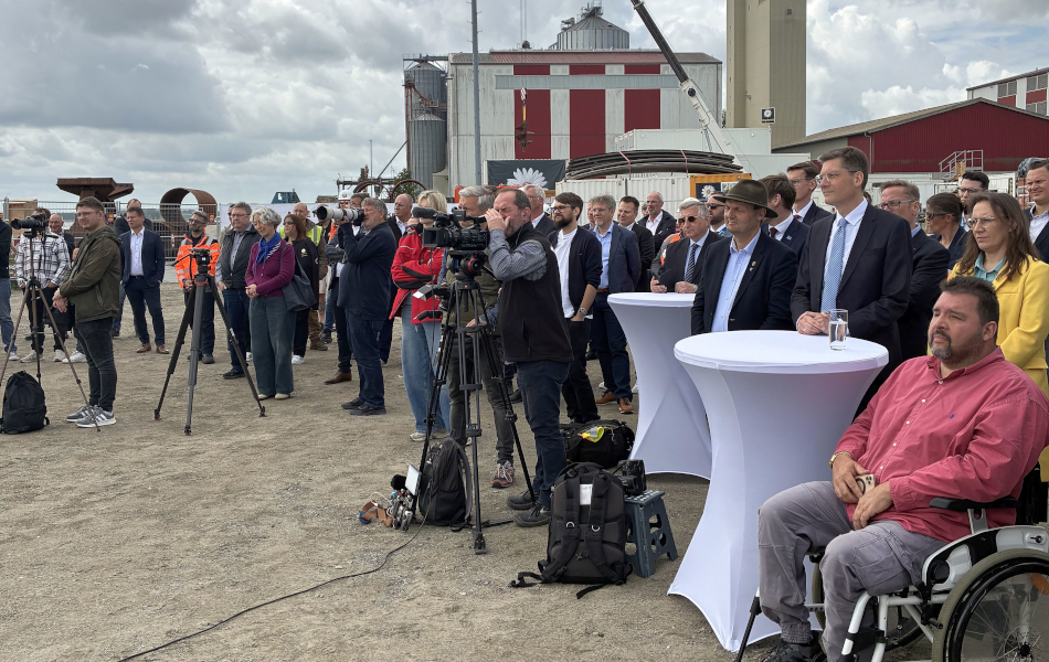Gäste und Medienvertreter beim Baustart der Peenestrombrücke vor Industrie- und Baustellenkulisse. © strassen-mv.de Gäste und Medienvertreter beim Baustart der Peenestrombrücke vor Industrie- und Baustellenkulisse.
