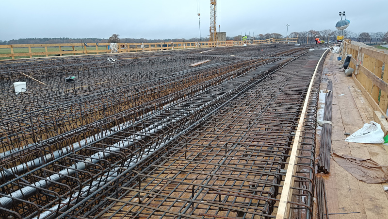 Auf einer Holzbrücke mit Holzgeländern liegen Baumaterialien verteilt. © strassen-mv.de Auf einer Holzbrücke mit Holzgeländern liegen Baumaterialien verteilt.