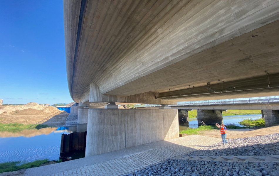 Blick unter die neue Brücke, die auf Pfeilern steht. @ strassen-mv.de Blick unter die neue Brücke, die auf Pfeilern steht.