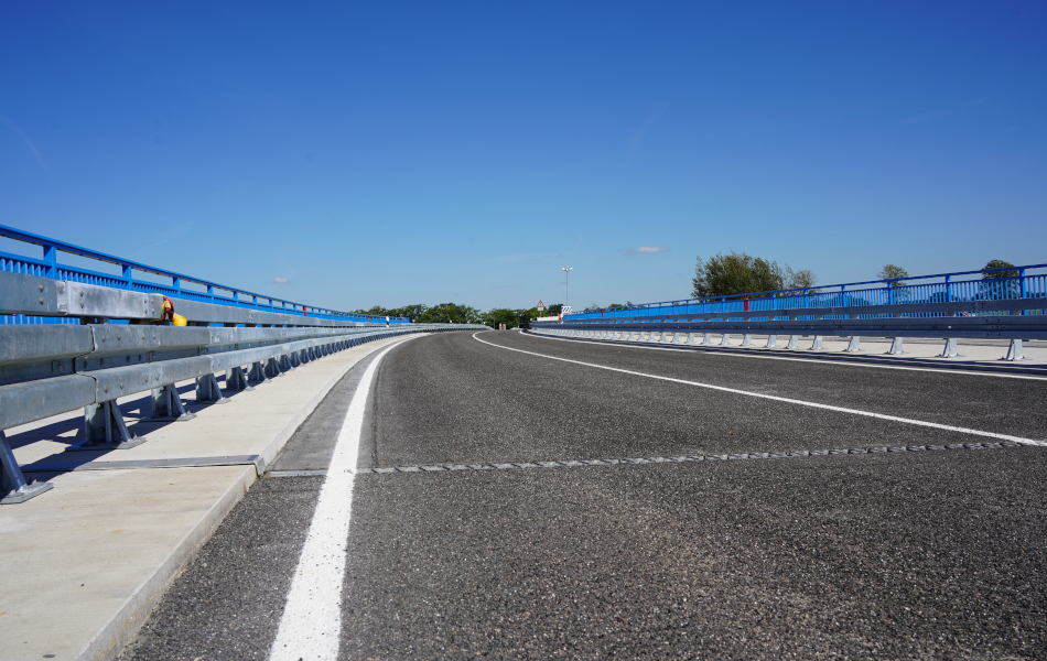 Blick auf die asphaltierte Fahrbahn der Brücke, die von einem blauen Gelände umsäumt wird. @ strassen-mv.de Blick auf die asphaltierte Fahrbahn der Brücke, die von einem blauen Gelände umsäumt wird.