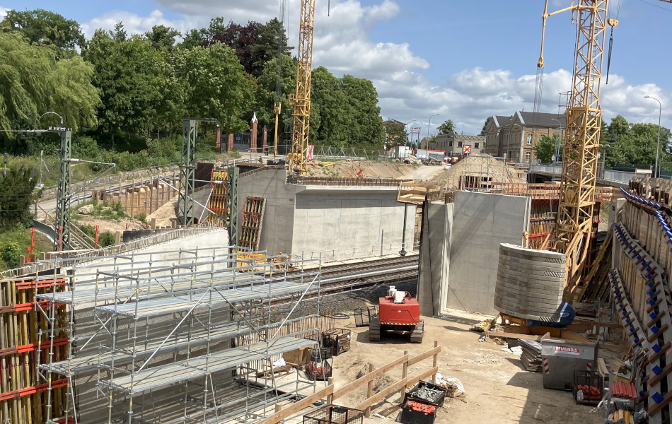Bauarbeiter beim Ausschachten und Vorbereiten des Fundaments auf einer Baustelle.