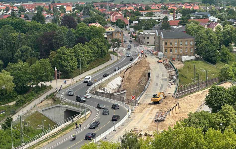 Luftaufnahme der innerstädtischen Brückenbaustelle in Waren mit Verkehrsführung, Baufeld, Bahnstrecke und angrenzender Bebauung. © Foto Uwe Luftaufnahme der innerstädtischen Brückenbaustelle in Waren mit Verkehrsführung, Baufeld, Bahnstrecke und angrenzender Bebauung.