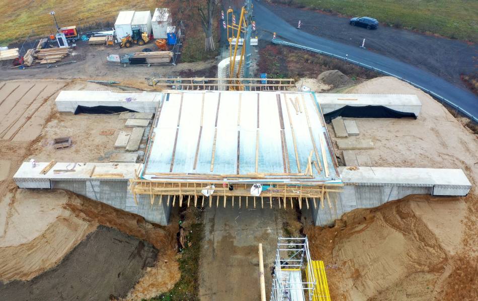 Luftaufnahme eines Brückenbauwerks der Ortsumgehung Mirow mit Schalung, Bewehrung und Baustelleneinrichtung.