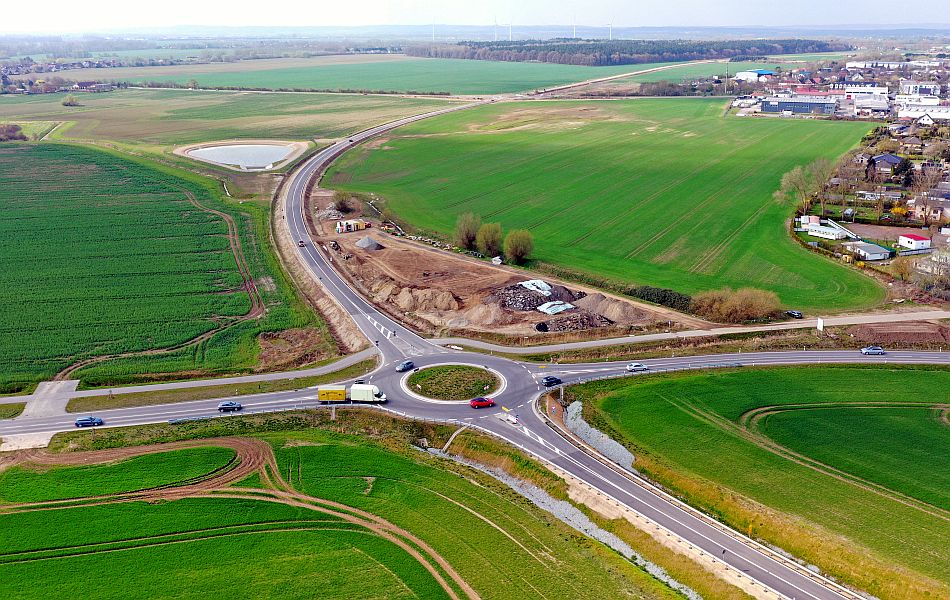 Mehrere Autos fahren durch einen vierarmigen Kreisverkehr, der in der Nähe des Ortes Elmenhorst liegt. © strassen-mv.de Mehrere Autos fahren durch einen vierarmigen Kreisverkehr, der in der Nähe des Ortes Elmenhorst liegt.