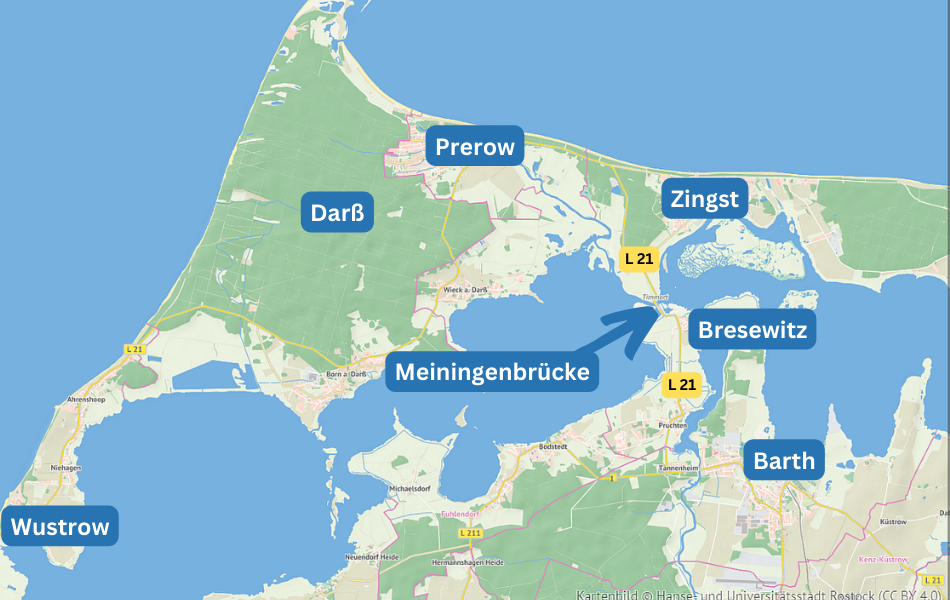 Auf einer Landkarte sind die Orte Wustrow, Prerow, Zingst, Bresewitz und Barth, der Darß, die Landesstraße 21 sowie der Standort der Meiningebrücke eingezeichnet.