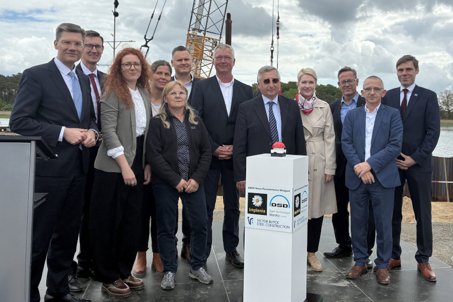 Baustart der Peenestrombrücke mit Christian Hirte (1.v.l.), Parlamentarischer Staatssekretär beim Bundesminister für Verkehr, und Ministerpräsidentin Manuela Schwesig (4.v.r.) vor dem symbolischen Startknopf.