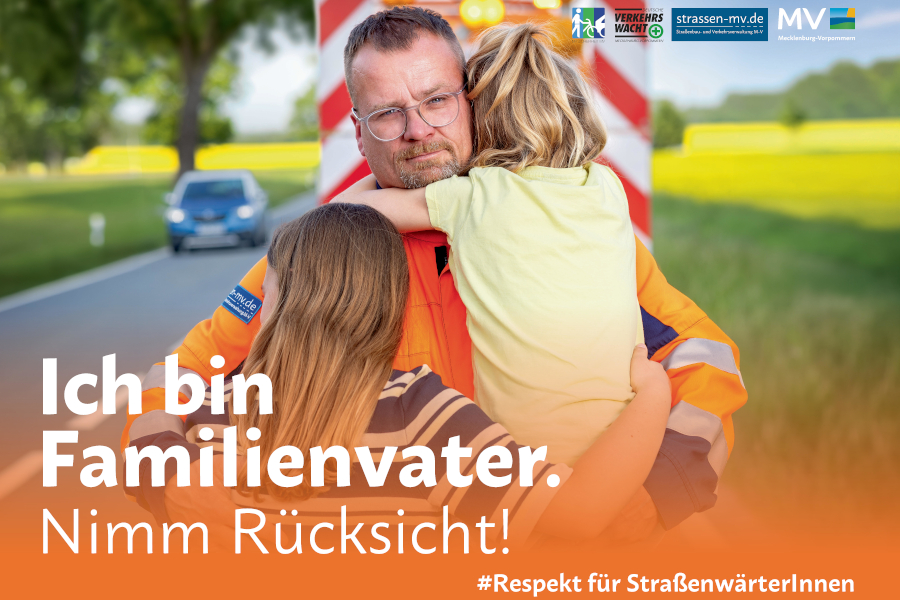 Kampagnenmotiv &bdquo;Ich bin Familienvater. Nimm Rücksicht!&ldquo; mit Straßenwärter in orangefarbener Schutzkleidung und zwei Kindern vor einem Arbeitsfahrzeug. Hashtag: &bdquo;#Respekt für StraßenwärterInnen&ldquo;.