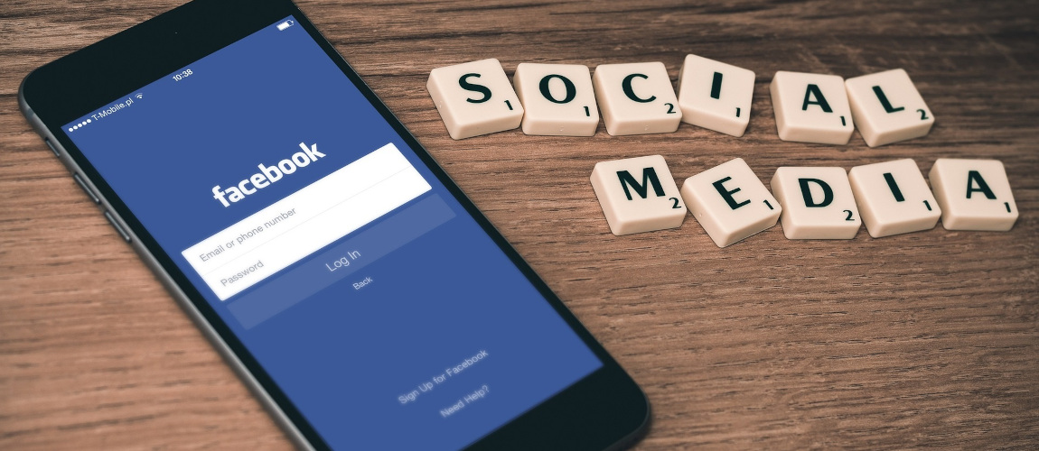Ein Smartphone liegt auf einem Tisch. Das Display zeigt die Startseite von Facebook. Rechts daneben sind Buchstaben-Steinchen so angeordnet, dass sie zusammen den Schriftzug Social Media ergeben. © pixabay.com Ein Smartphone liegt auf einem Tisch. Das Display zeigt die Startseite von Facebook. Rechts daneben sind Buchstaben-Steinchen so angeordnet, dass sie zusammen den Schriftzug Social Media ergeben.