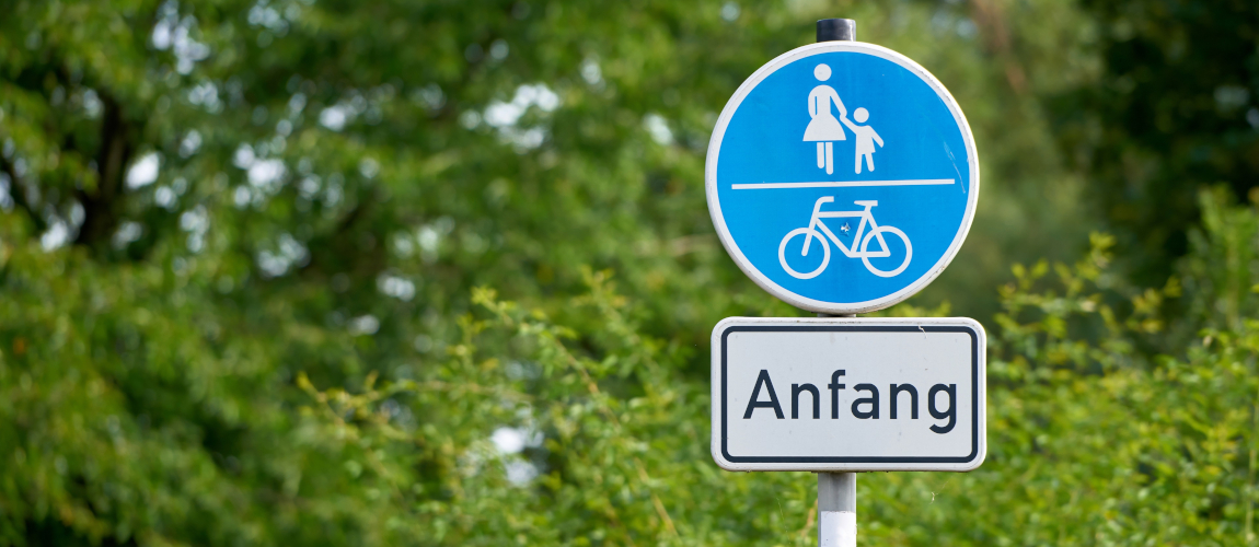 Verkehrszeichen für Fußgänger und Radfahrer mit der Aufschrift „Anfang“. © iStock.com/Heiko119 Verkehrszeichen für Fußgänger und Radfahrer mit der Aufschrift „Anfang“.