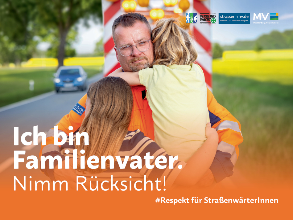 Kampagnenmotiv „Ich bin Familienvater. Nimm Rücksicht!“ mit Straßenwärter in orangefarbener Schutzkleidung und zwei Kindern vor einem Arbeitsfahrzeug. Hashtag: „#Respekt für StraßenwärterInnen“. © WERBEFOTO MV, Carolin Knipschild Kampagnenmotiv „Ich bin Familienvater. Nimm Rücksicht!“ mit Straßenwärter in orangefarbener Schutzkleidung und zwei Kindern vor einem Arbeitsfahrzeug. Hashtag: „#Respekt für StraßenwärterInnen“.