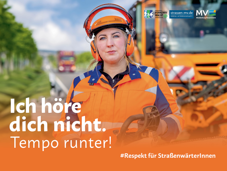 Kampagnenmotiv „Ich höre dich nicht. Tempo runter!“ mit Straßenwärterin in orangefarbener Schutzkleidung, Gehörschutz und Arbeitsfahrzeug im Hintergrund. Hashtag: „#Respekt für StraßenwärterInnen“. © WERBEFOTO MV, Carolin Knipschild Kampagnenmotiv „Ich höre dich nicht. Tempo runter!“ mit Straßenwärterin in orangefarbener Schutzkleidung, Gehörschutz und Arbeitsfahrzeug im Hintergrund. Hashtag: „#Respekt für StraßenwärterInnen“.