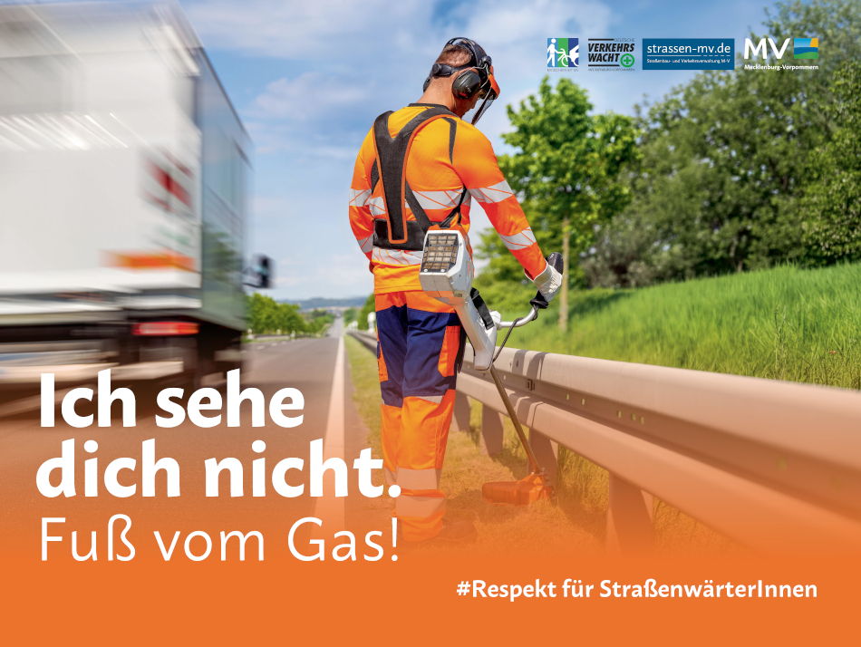 Kampagnenmotiv „Ich sehe dich nicht. Fuß vom Gas!“ mit Straßenwärter bei Mäharbeiten am Fahrbahnrand und vorbeifahrendem Lkw. Hashtag: „#Respekt für StraßenwärterInnen“. © WERBEFOTO MV, Carolin Knipschild Kampagnenmotiv „Ich sehe dich nicht. Fuß vom Gas!“ mit Straßenwärter bei Mäharbeiten am Fahrbahnrand und vorbeifahrendem Lkw. Hashtag: „#Respekt für StraßenwärterInnen“.