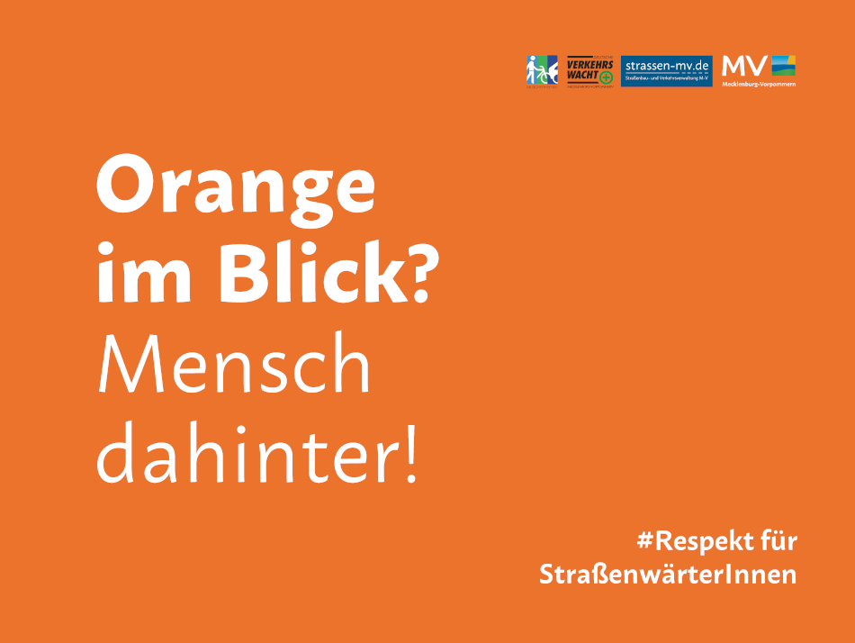 Orangefarbenes Kampagnenplakat mit der Aufschrift „Orange im Blick? Mensch dahinter!“ und dem Hashtag „#Respekt für StraßenwärterInnen“. © WERBEFOTO MV, Carolin Knipschild Orangefarbenes Kampagnenplakat mit der Aufschrift „Orange im Blick? Mensch dahinter!“ und dem Hashtag „#Respekt für StraßenwärterInnen“.