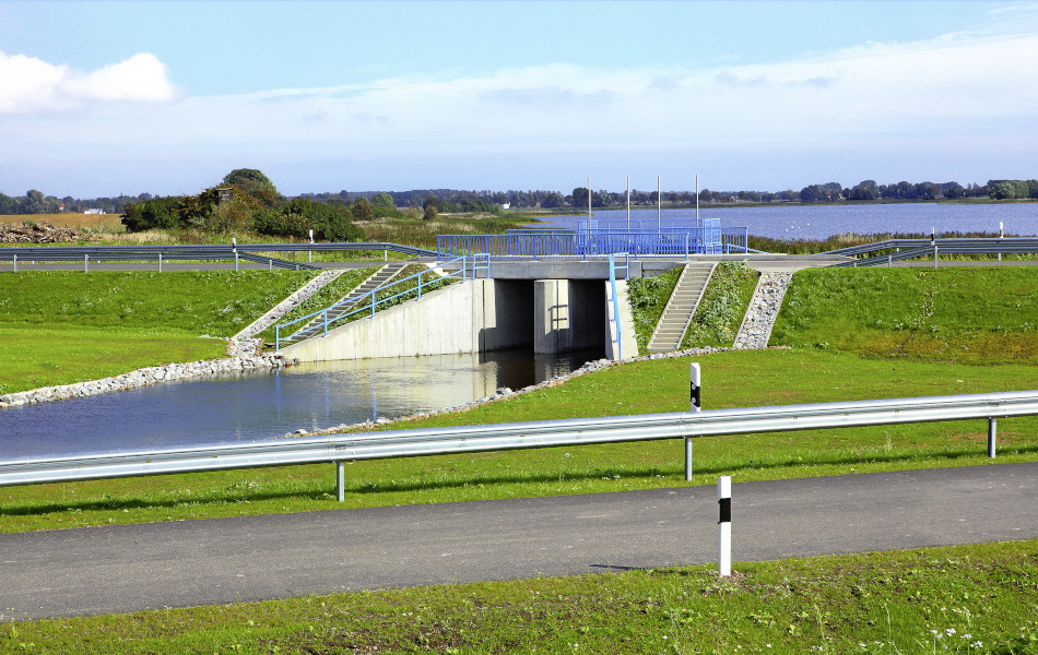 Blick auf das Fluttor der Mellnitz-Üselitzer Wiek auf Rügen