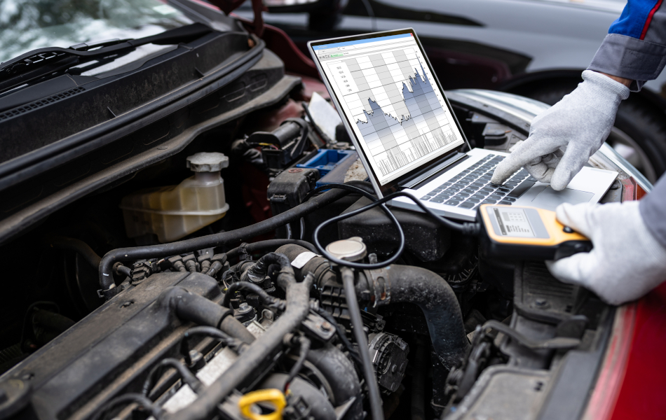 Die Motorhaube eines Autos ist geöffnet. Ein Mechaniker untersucht mit einem Diagnosegerät den Motor und die Elektronik des Autos.