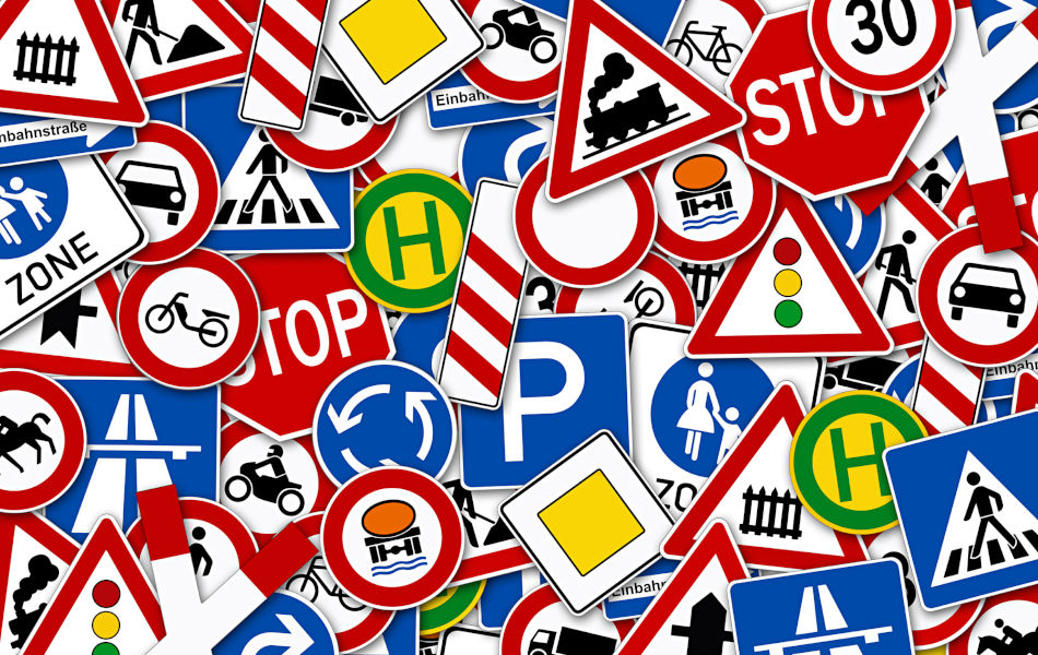Wald aus Straßenschildern