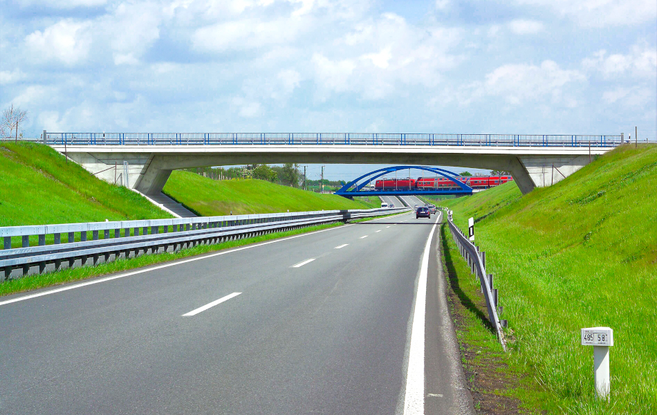 Die Bundesstraße 96 auf Rügen verläuft unter einer Straßenbrücke und einer Brücke der Deutschen Bahn.